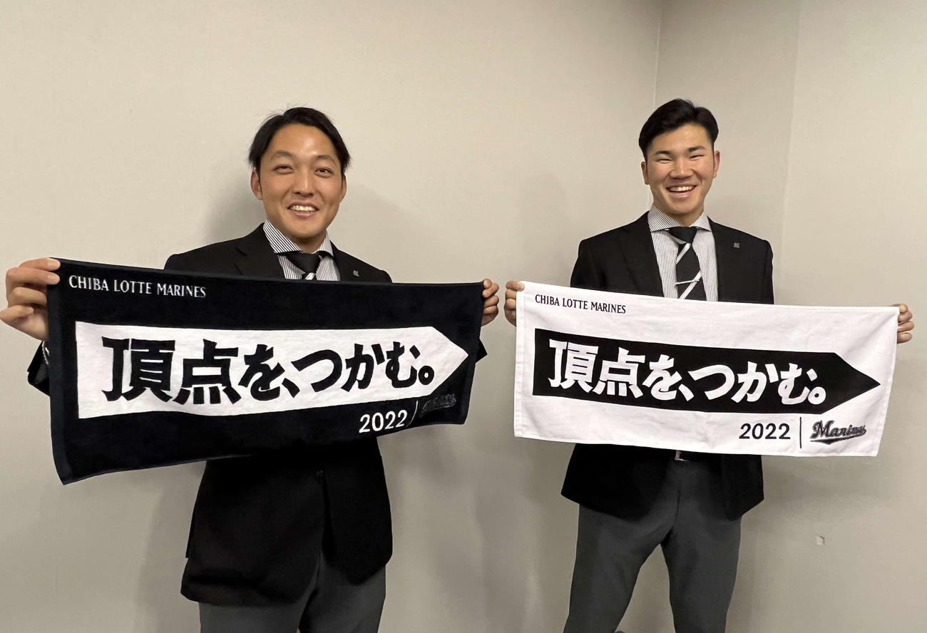支配下登録が決まったロッテ佐藤奨（左）と小沼（撮影・金子真仁）