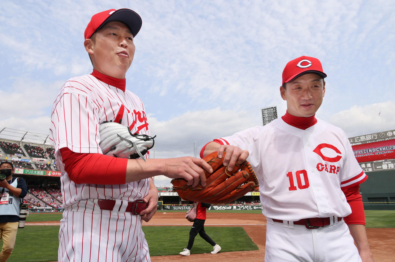カープレジェンドゲーム　新井貴浩氏（左）と金本知憲氏（撮影・加藤孝規）