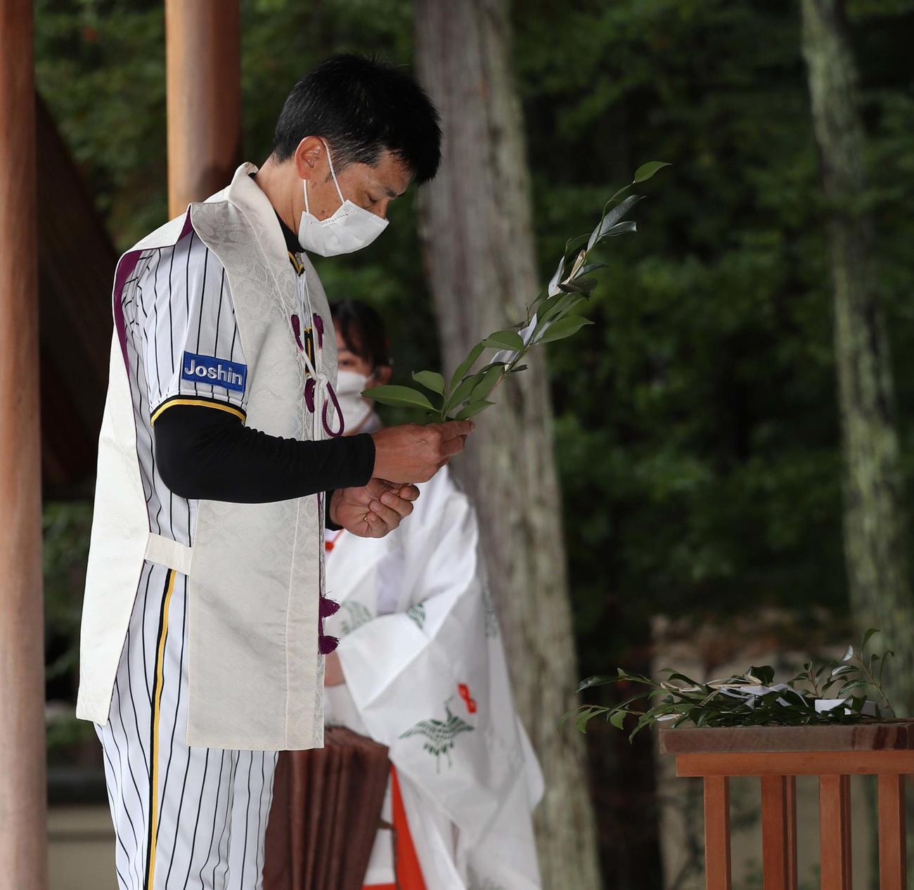 広田神社で必勝祈願を行い玉串拝礼をする矢野監督（代表撮影）