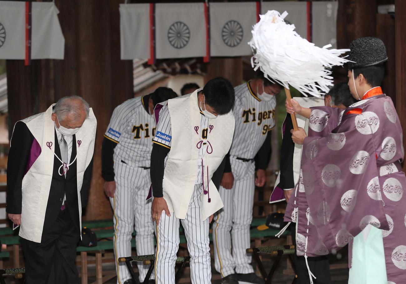 広田神社で必勝祈願する左から阪神タイガース藤原オーナー、矢野監督（代表撮影）