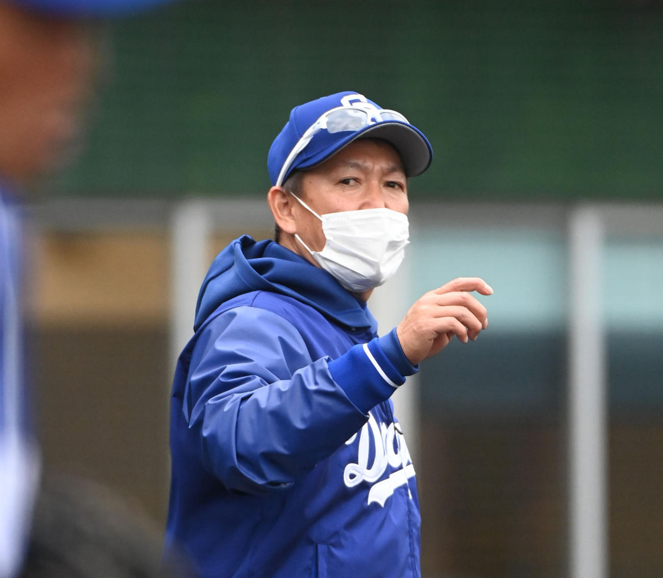 阪神対中日　6回表中日攻撃終了で選手交代を告げる立浪監督（撮影・森本幸一）