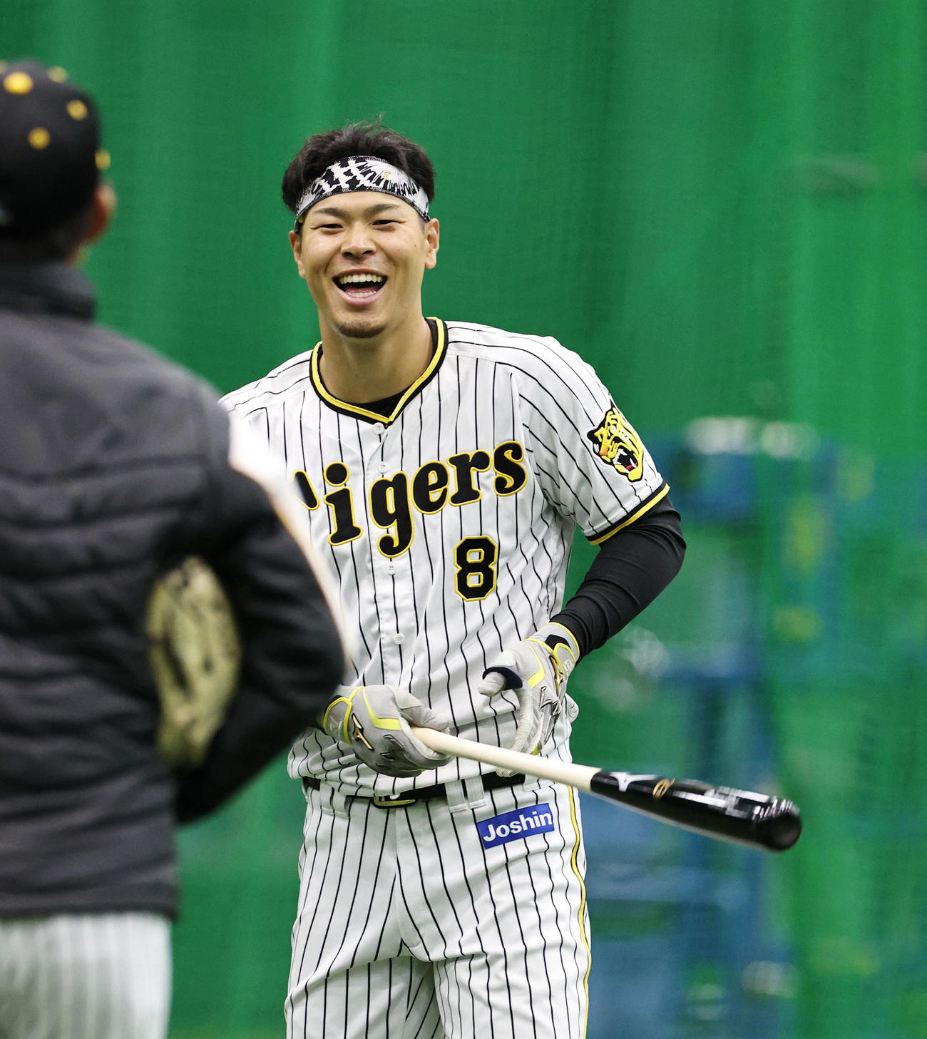 練習で笑顔を見せる阪神佐藤輝明（撮影・加藤哉）