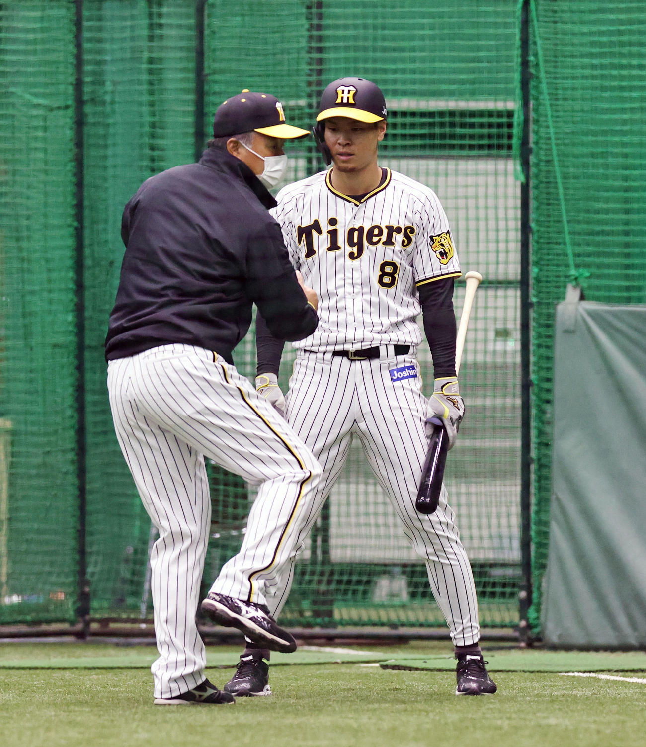 阪神藤井康雄コーチ（左）からアドバイスを受ける佐藤輝明（撮影・加藤哉）