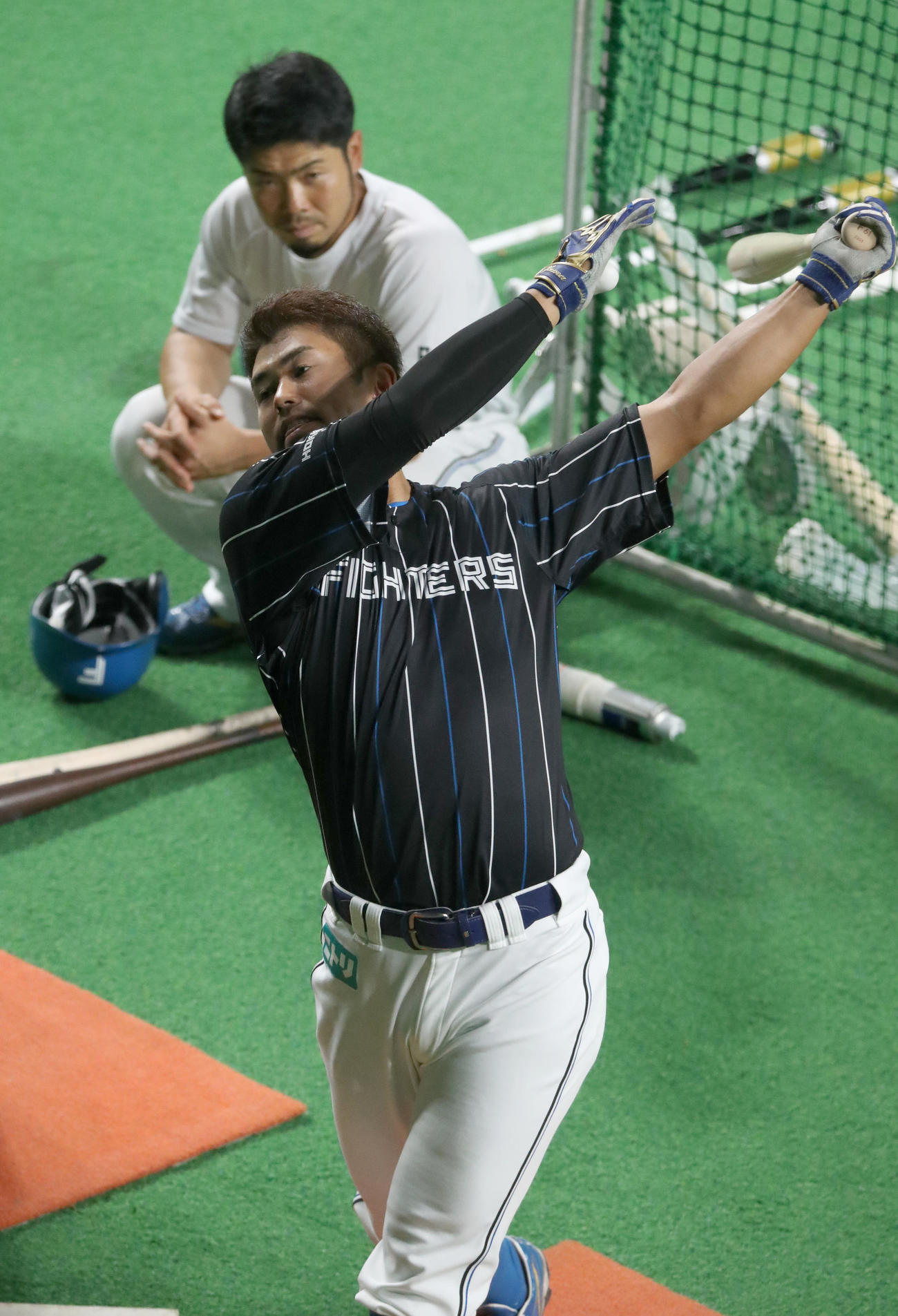 日本ハム近藤（左後方）に見つめられながら打撃練習をする今川（撮影・佐藤翔太）