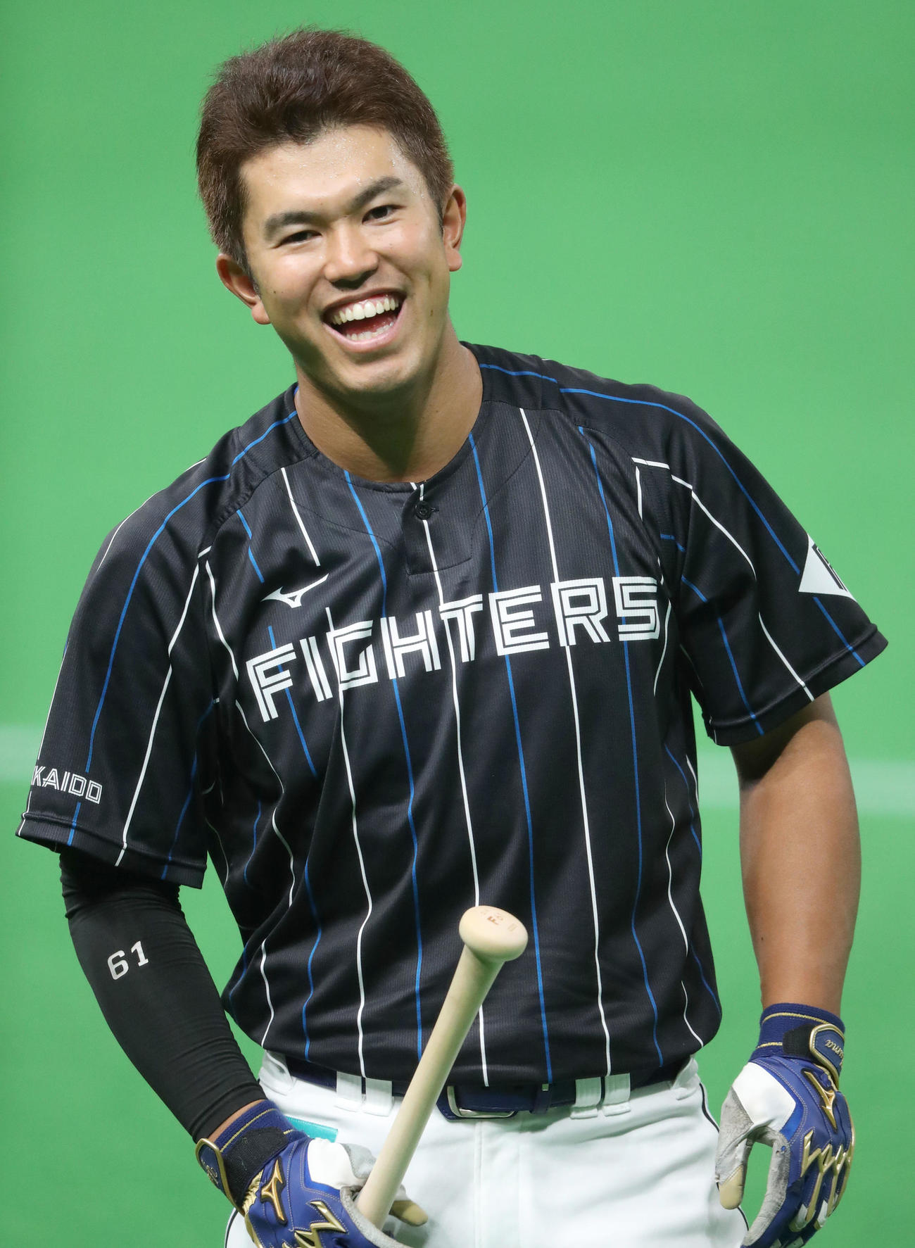 練習中、笑顔を見せる日本ハム今川（撮影・佐藤翔太）