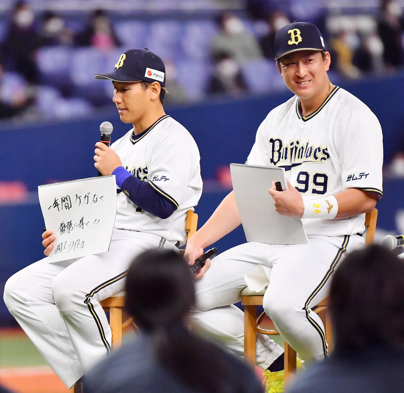 オリックス「出陣式2022選手トークショー」に参加する吉田正尚（左）、杉本裕太郎（2022年3月20日撮影）