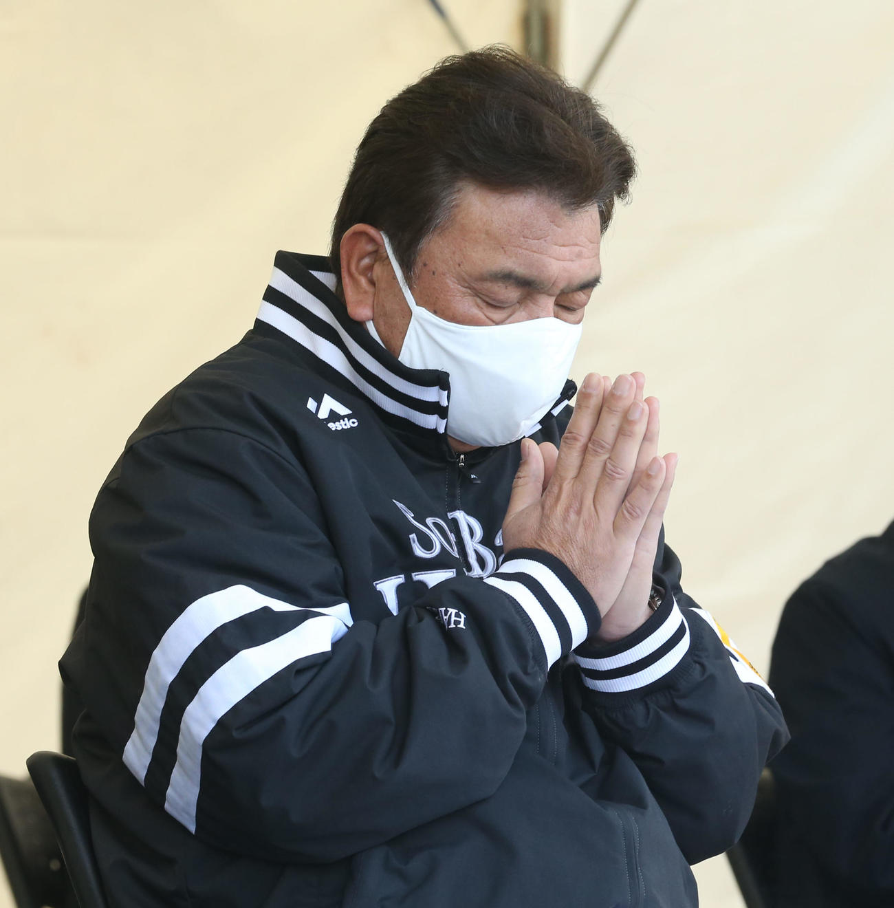 鷹観音に必勝祈願をする藤本博史監督（撮影・屋方直哉）
