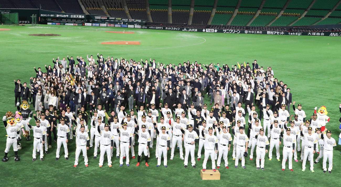 練習前に集合写真を撮るソフトバンク一同（撮影・屋方直哉）