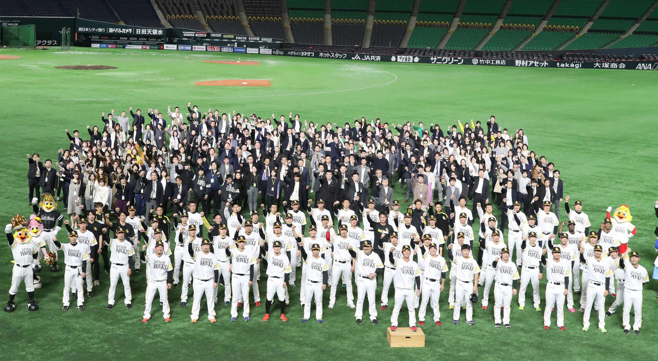 練習前に集合写真を撮るソフトバンクの選手、関係者たち（撮影・屋方直哉）