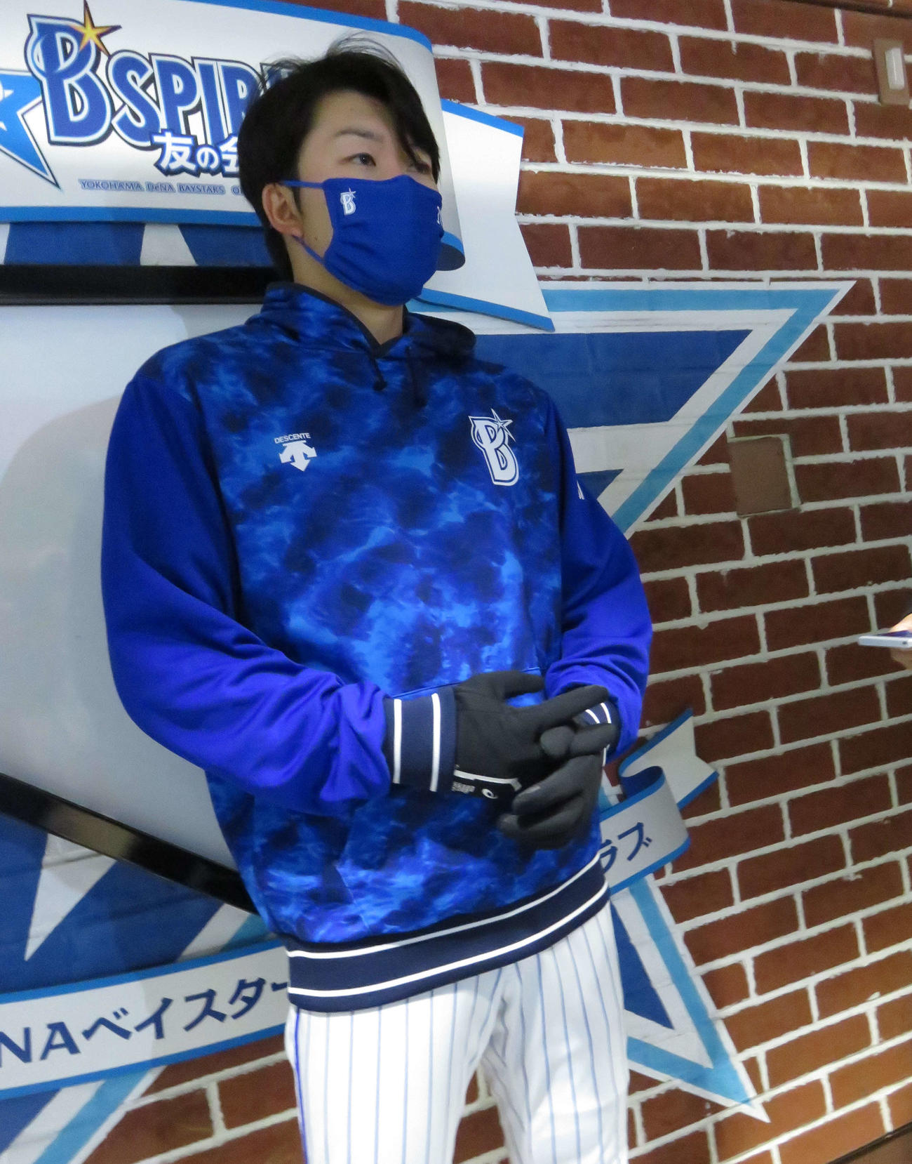 取材に応じるDeNA楠本