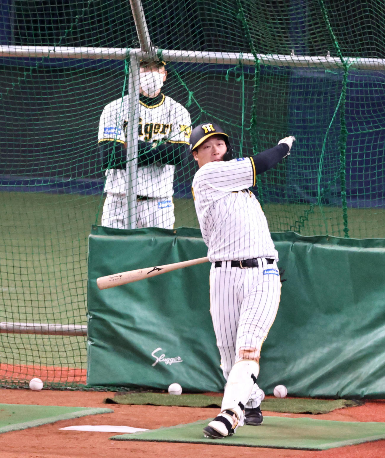 阪神矢野燿大監督も見守る中、特打を行う大山悠輔（2022年3月19日撮影）