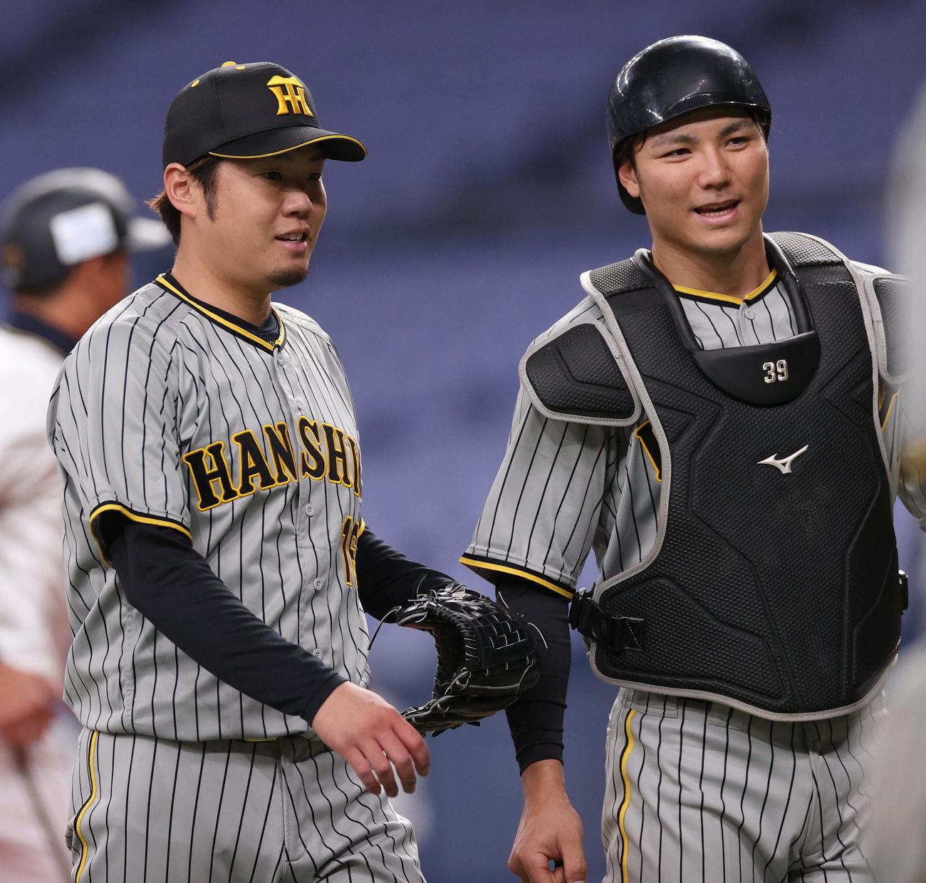 オリックス対阪神　オリックス打線を5回無失点に抑え笑顔を見せる西勇（左）と栄枝（撮影・上田博志）