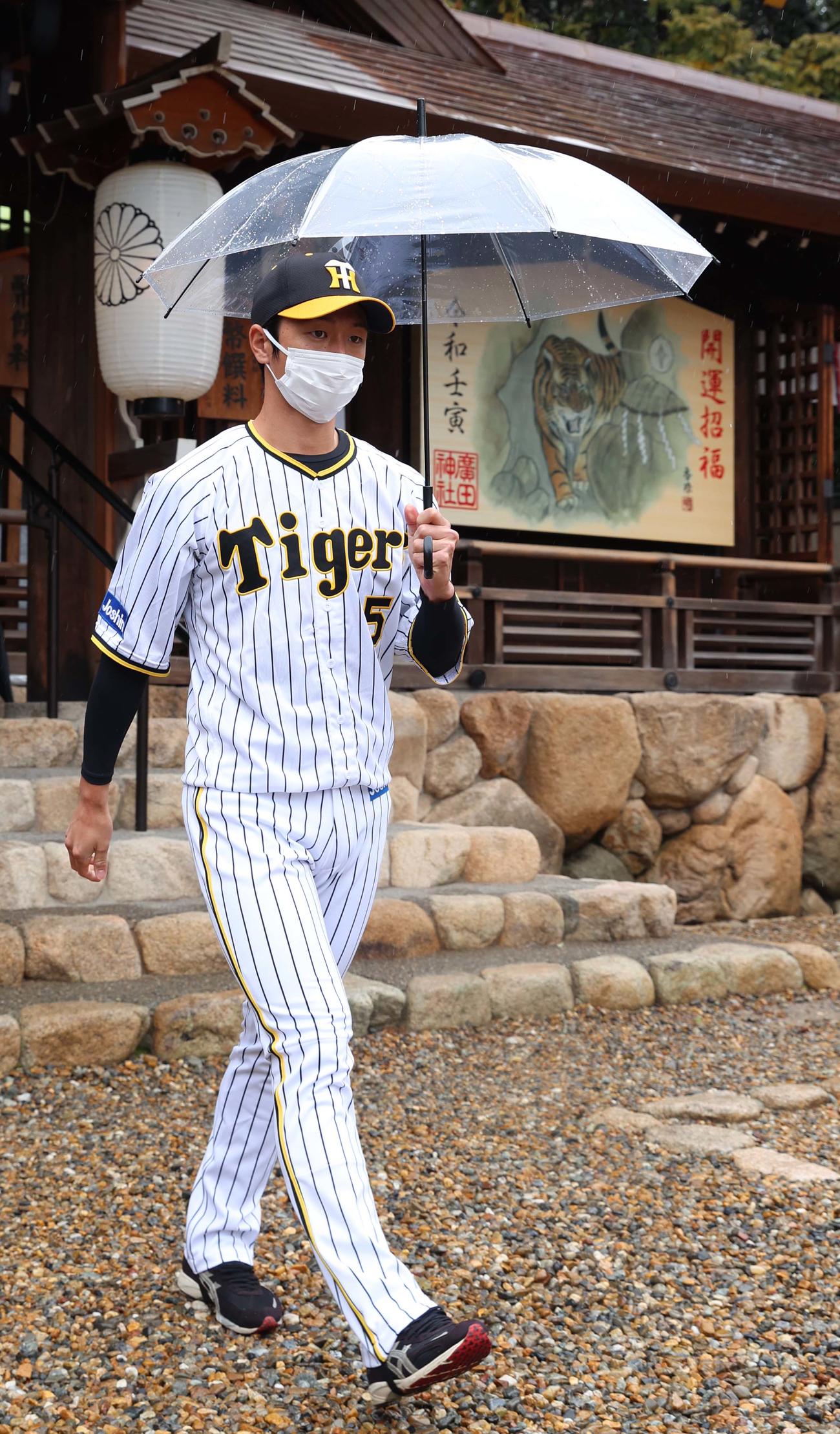 広田神社で必勝祈願を行った阪神近本（代表撮影）