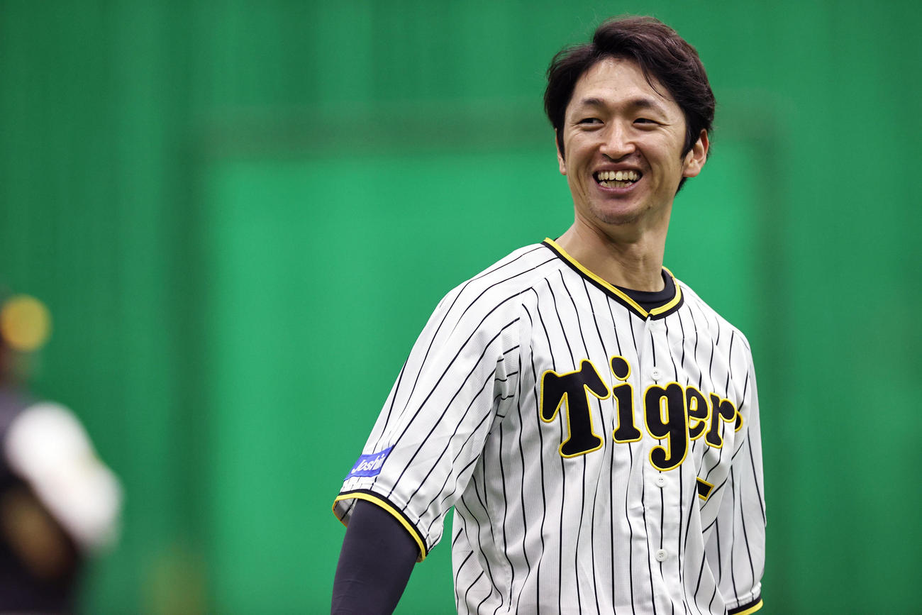 練習中、明るい表情を見せる阪神近本（撮影・加藤哉）