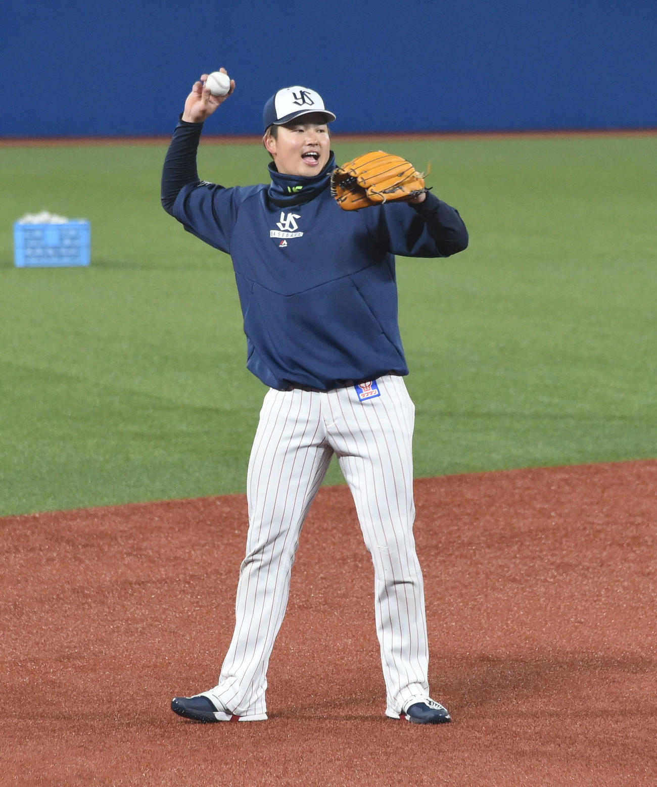 守備練習で大きな声を出すヤクルト村上（撮影・鈴木正章）