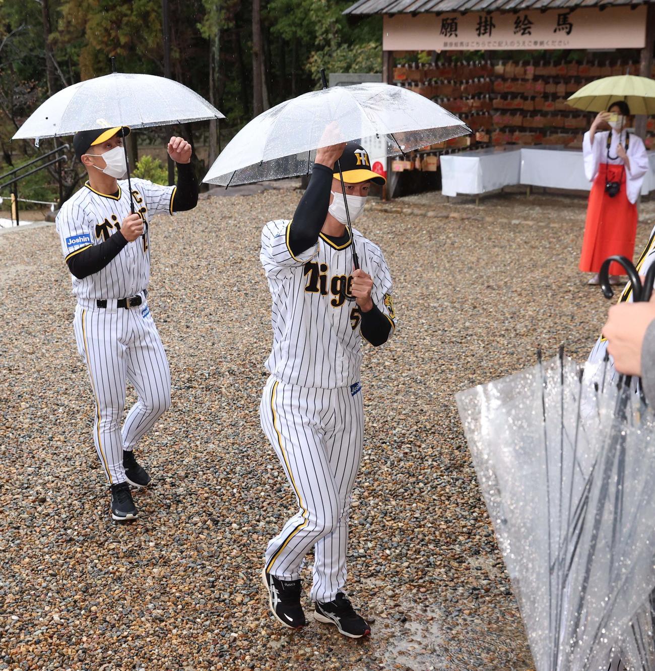 広田神社を訪れ必勝祈願する阪神坂本（左）と近本（代表撮影）