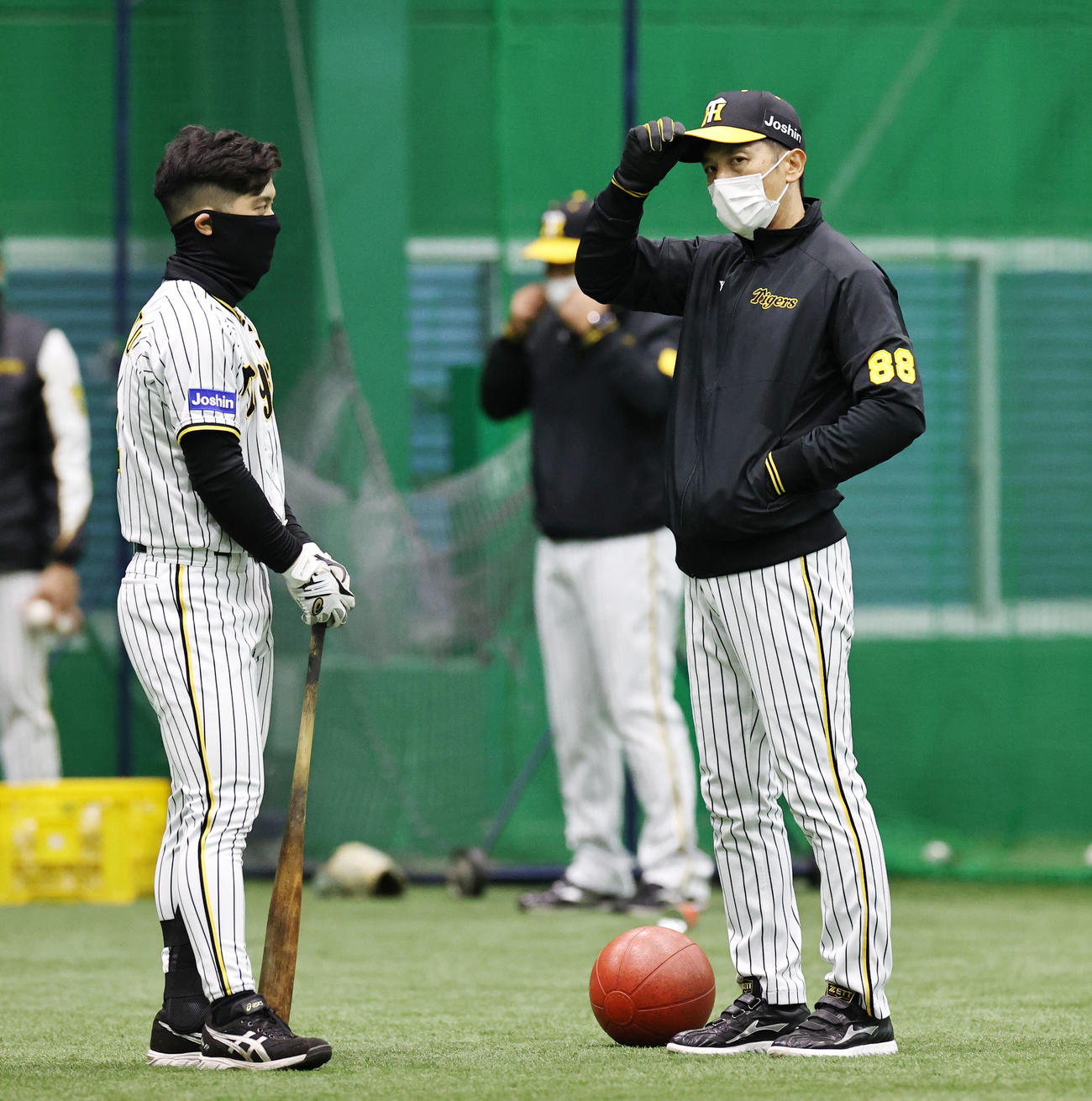 阪神矢野監督（右）と話す坂本（撮影・加藤哉）