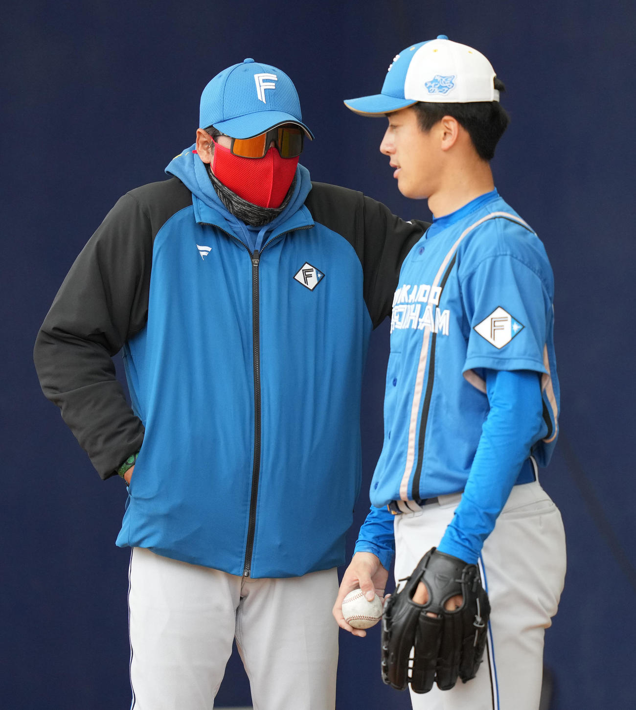 ブルペンで北山（右）に声をかける日本ハム新庄監督（2022年2月18日撮影）
