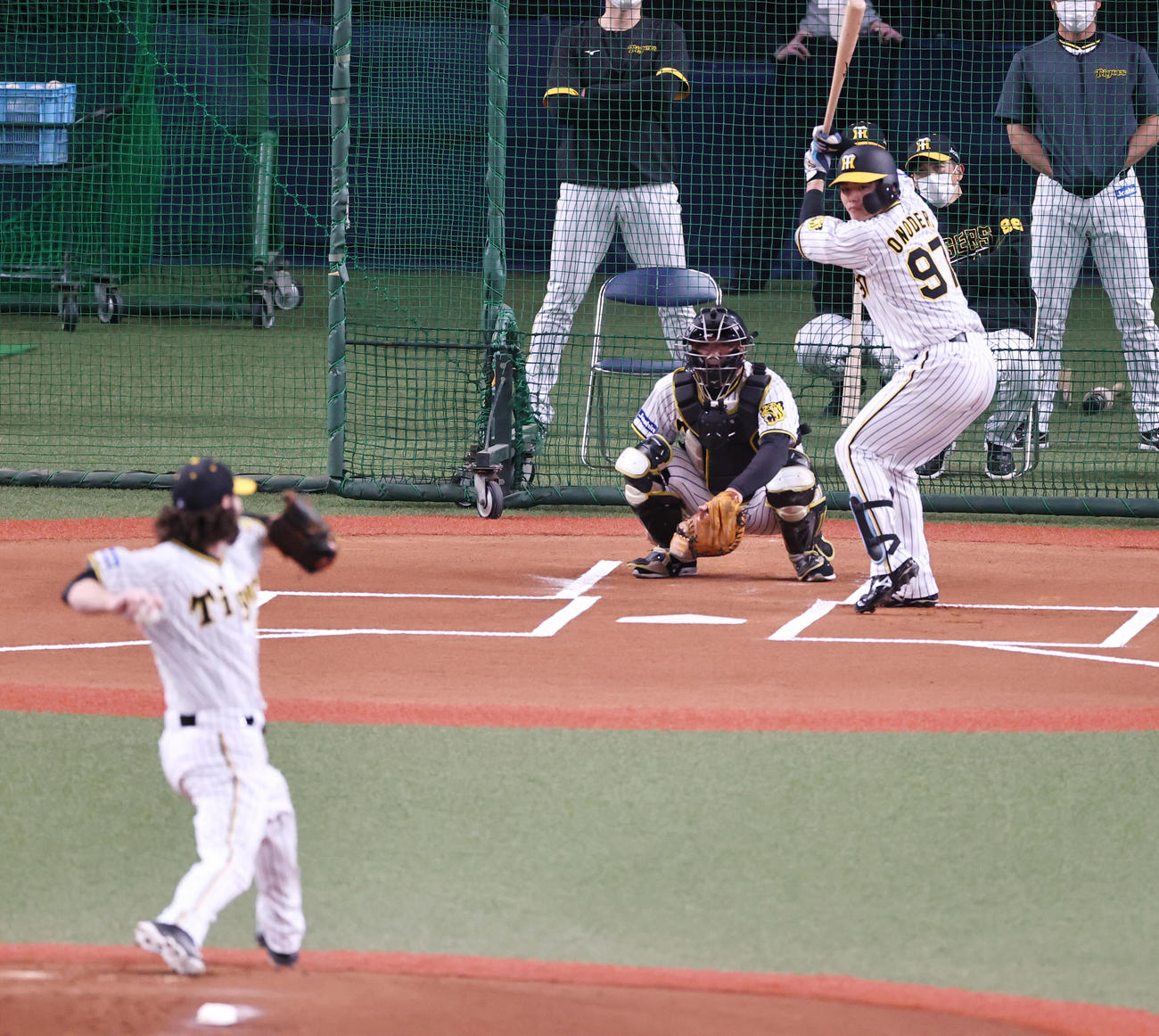 シート打撃練習に登板したウィルカーソン。右は矢野監督。打席は小野寺（撮影・加藤哉）