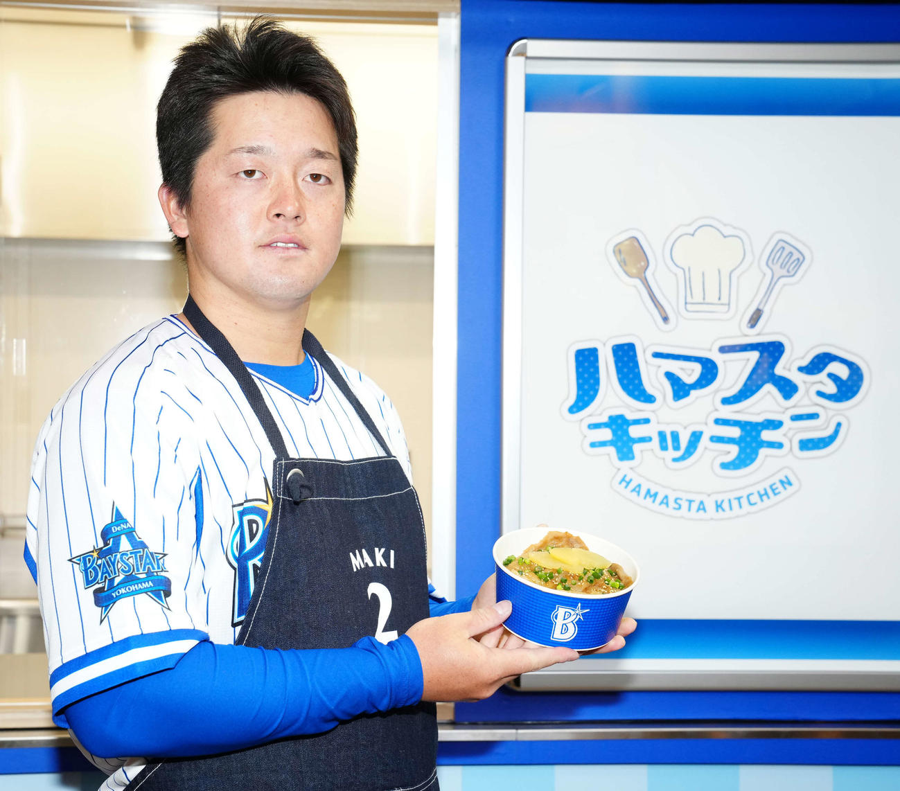 横浜スタジアムの新店舗「ハマスタキッチン」で、プロデュースした「牧のおいしゅうご丼」を披露するDeNA牧（撮影・江口和貴）