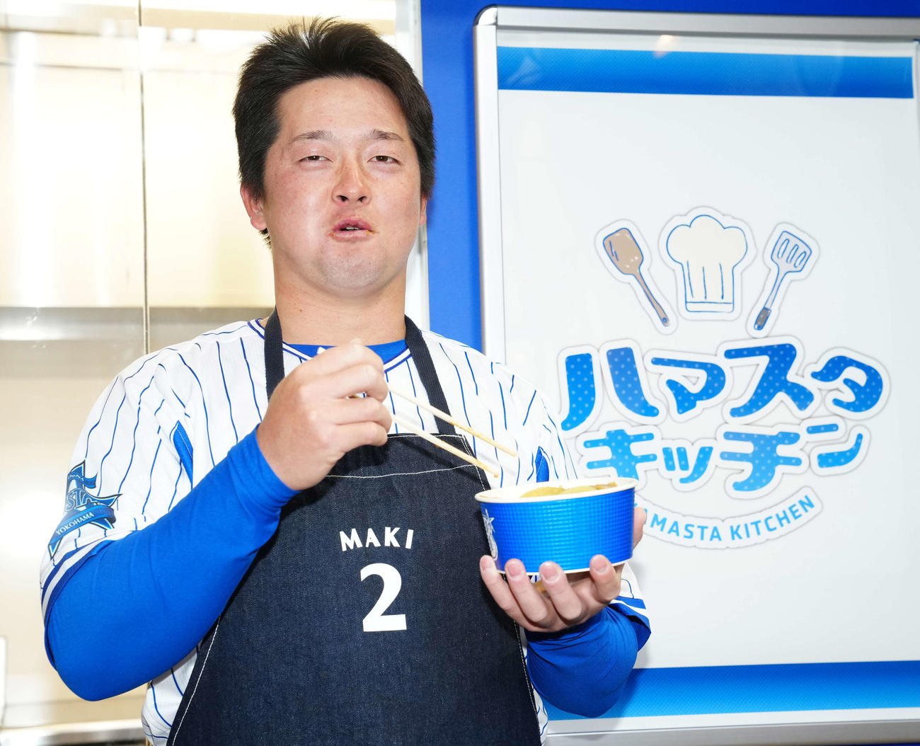 横浜スタジアムの新店舗「ハマスタキッチン」で、プロデュースした「牧のおいしゅうご丼」を食べるDeNA牧（撮影・江口和貴）