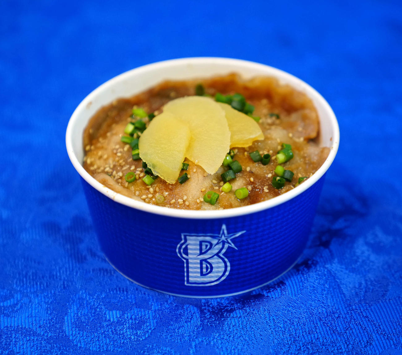 横浜スタジアムの新店舗「ハマスタキッチン」で販売されるDeNA牧がプロデュースした「牧のおいしゅうご丼」（撮影・江口和貴）