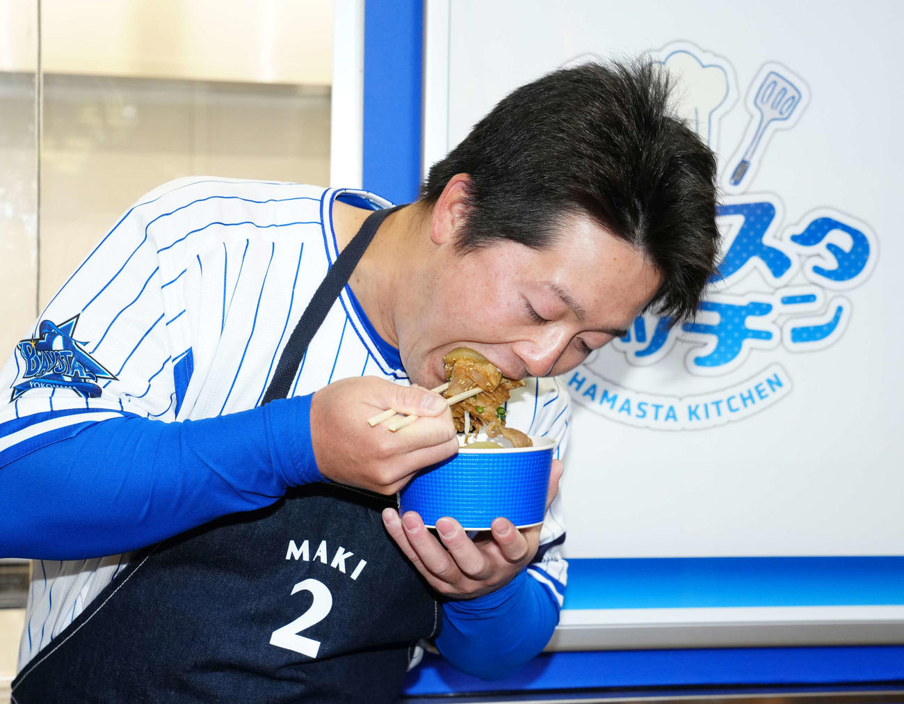 横浜スタジアムの新店舗「ハマスタキッチン」で、プロデュースした「牧のおいしゅうご丼」を食べるDeNA牧（撮影・江口和貴）