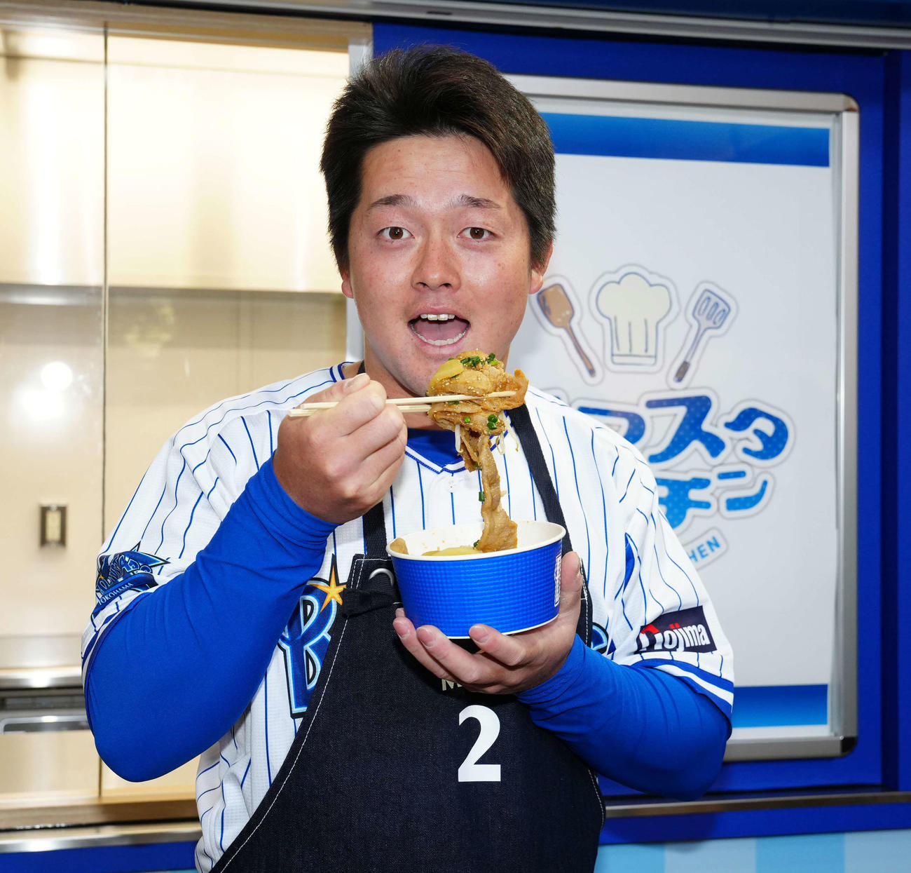 横浜スタジアムの新店舗「ハマスタキッチン」で、プロデュースした「牧のおいしゅうご丼」を食べるDeNA牧（撮影・江口和貴）