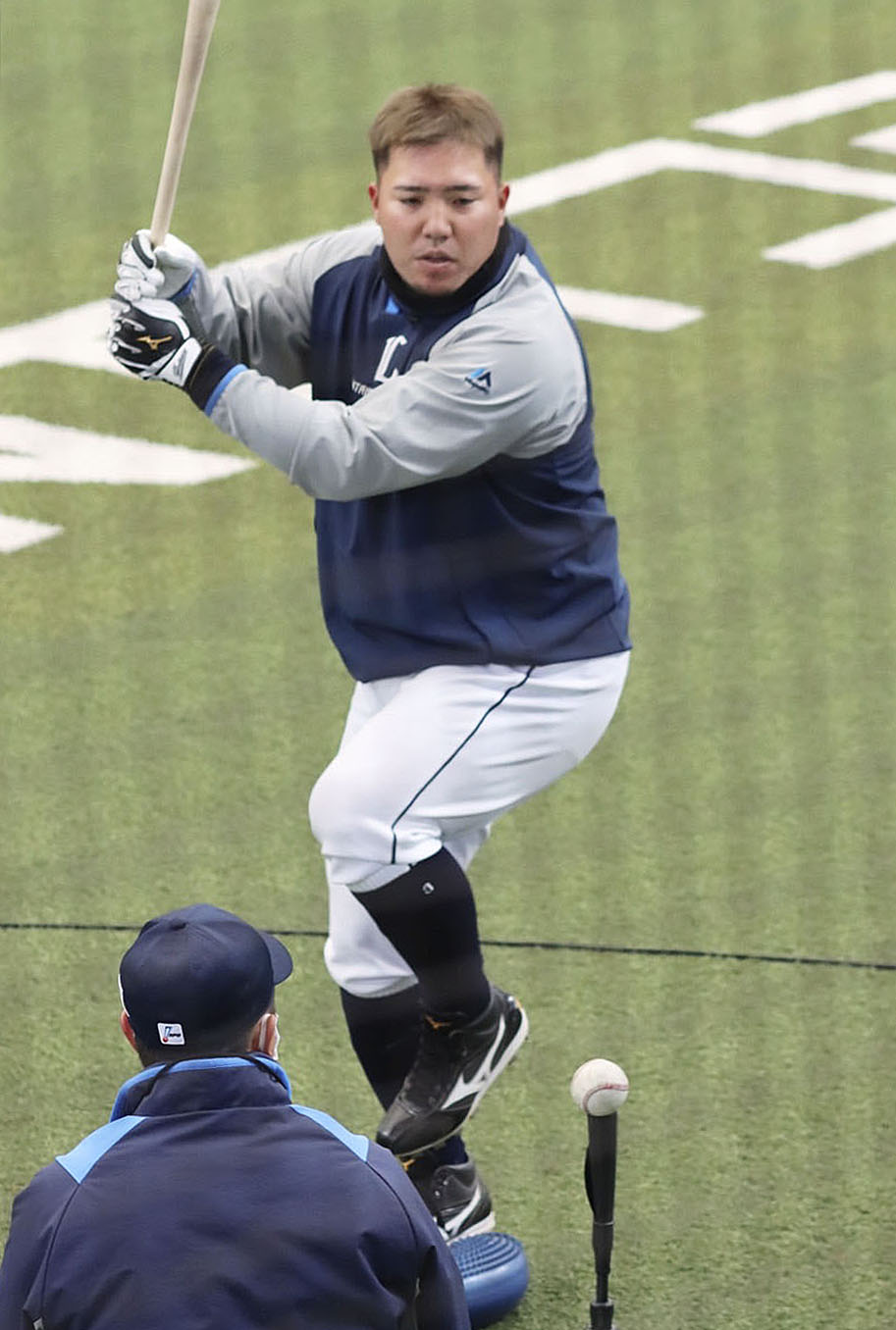 練習する西武山川（共同）