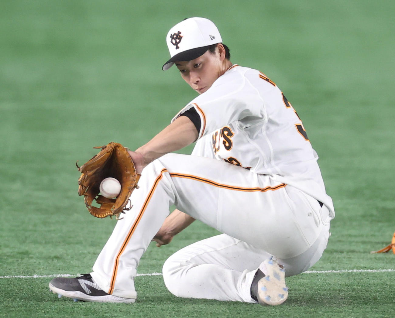 ノックで軽快な動きを見せる巨人広岡（撮影・狩俣裕三）