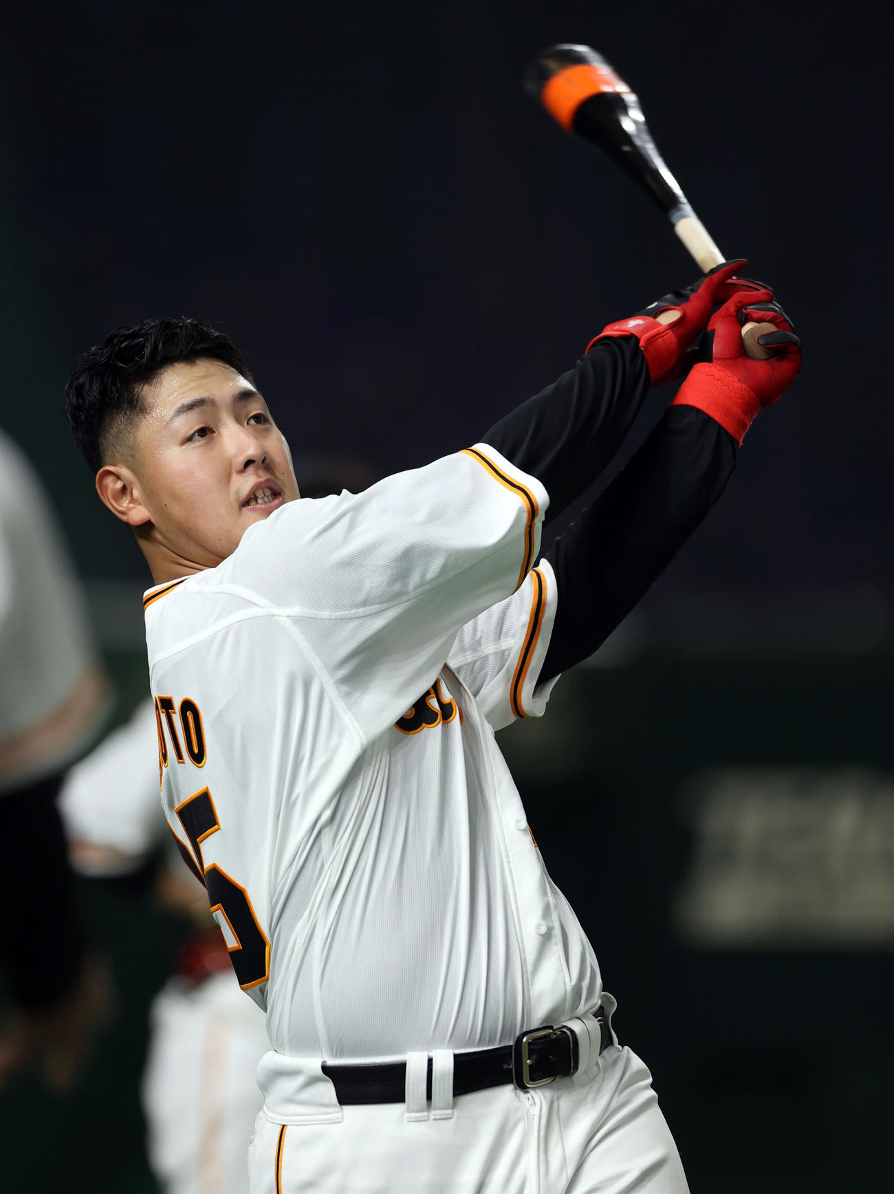 ロングティーで汗を流す巨人岡本和（撮影・狩俣裕三）