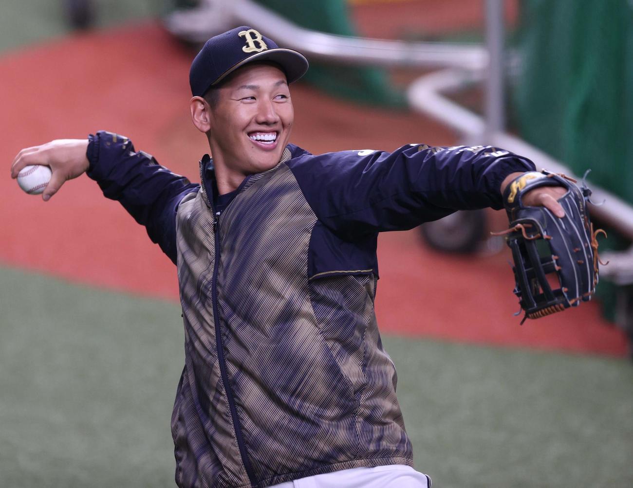 吉田正は笑顔を見せながらチャッチボールをする（撮影・上田博志）