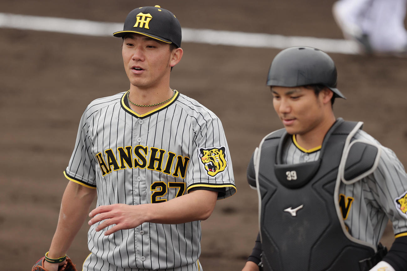 ウエスタン・リーグ　オリックス対阪神　5回裏を投げ終え、阪神栄枝（右）と言葉を交わしながらベンチへ戻る伊藤将（撮影・前田充）
