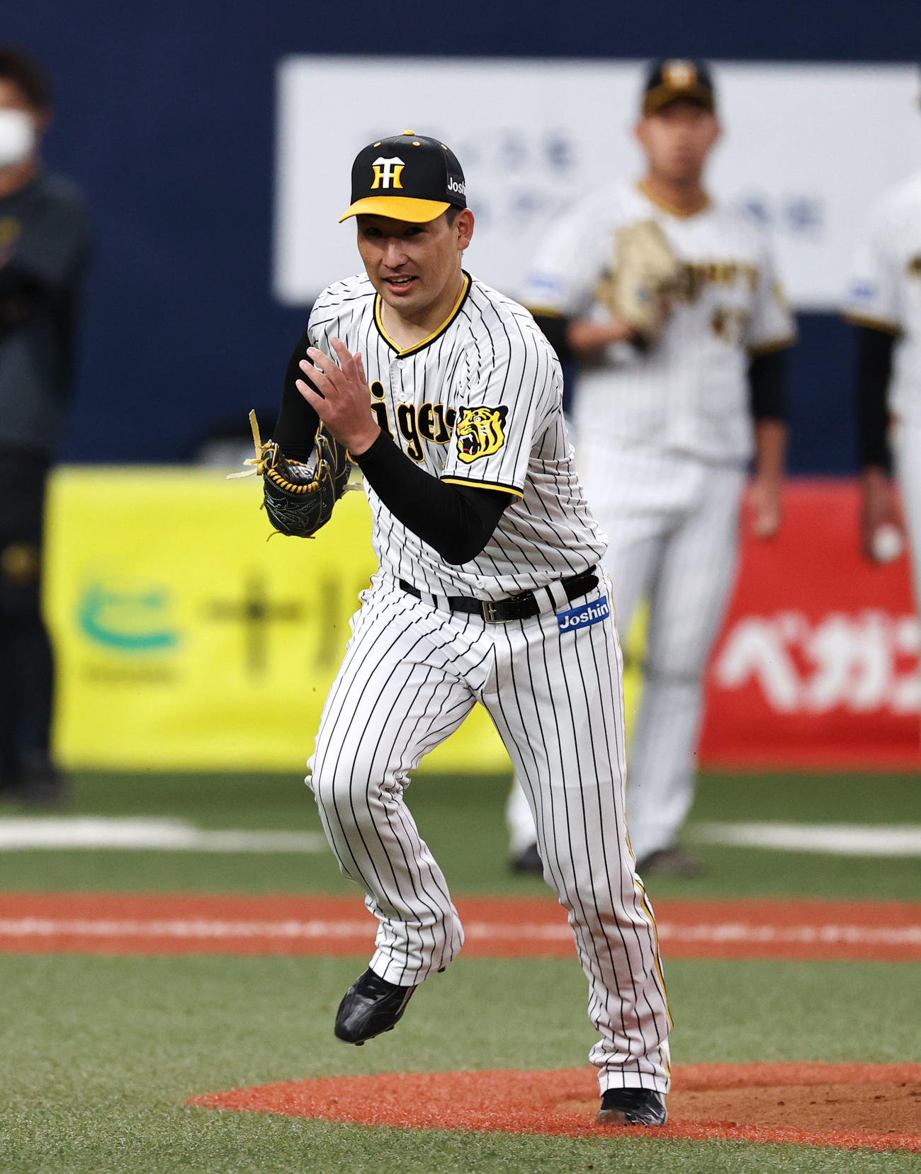 投内連係プレーで一塁へダッシュする岩崎（撮影・加藤哉）