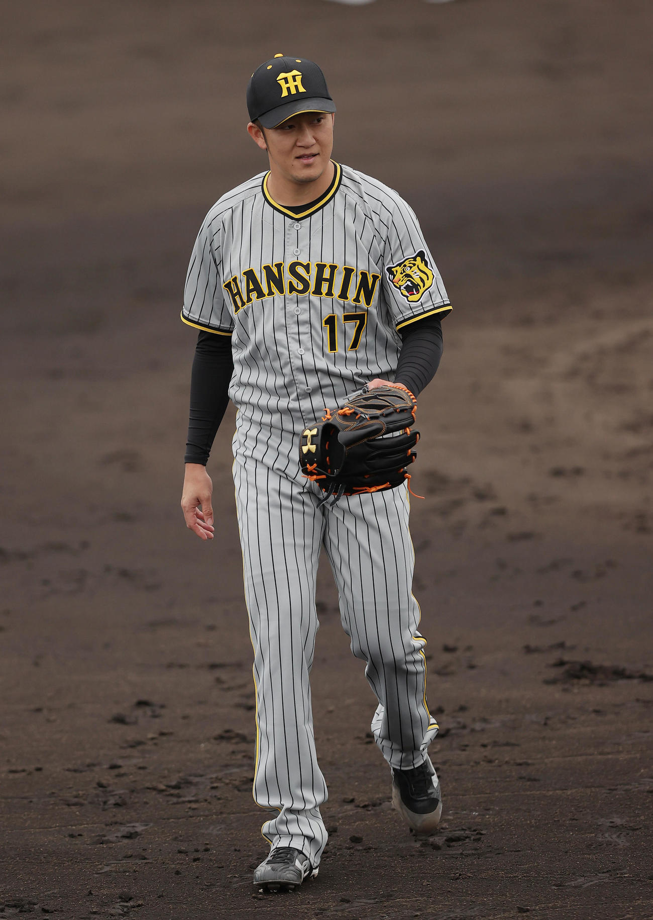 ウエスタン・リーグ　オリックス対阪神　8回裏を投げ終え、ベンチへ戻る阪神岩貞（撮影・前田充）