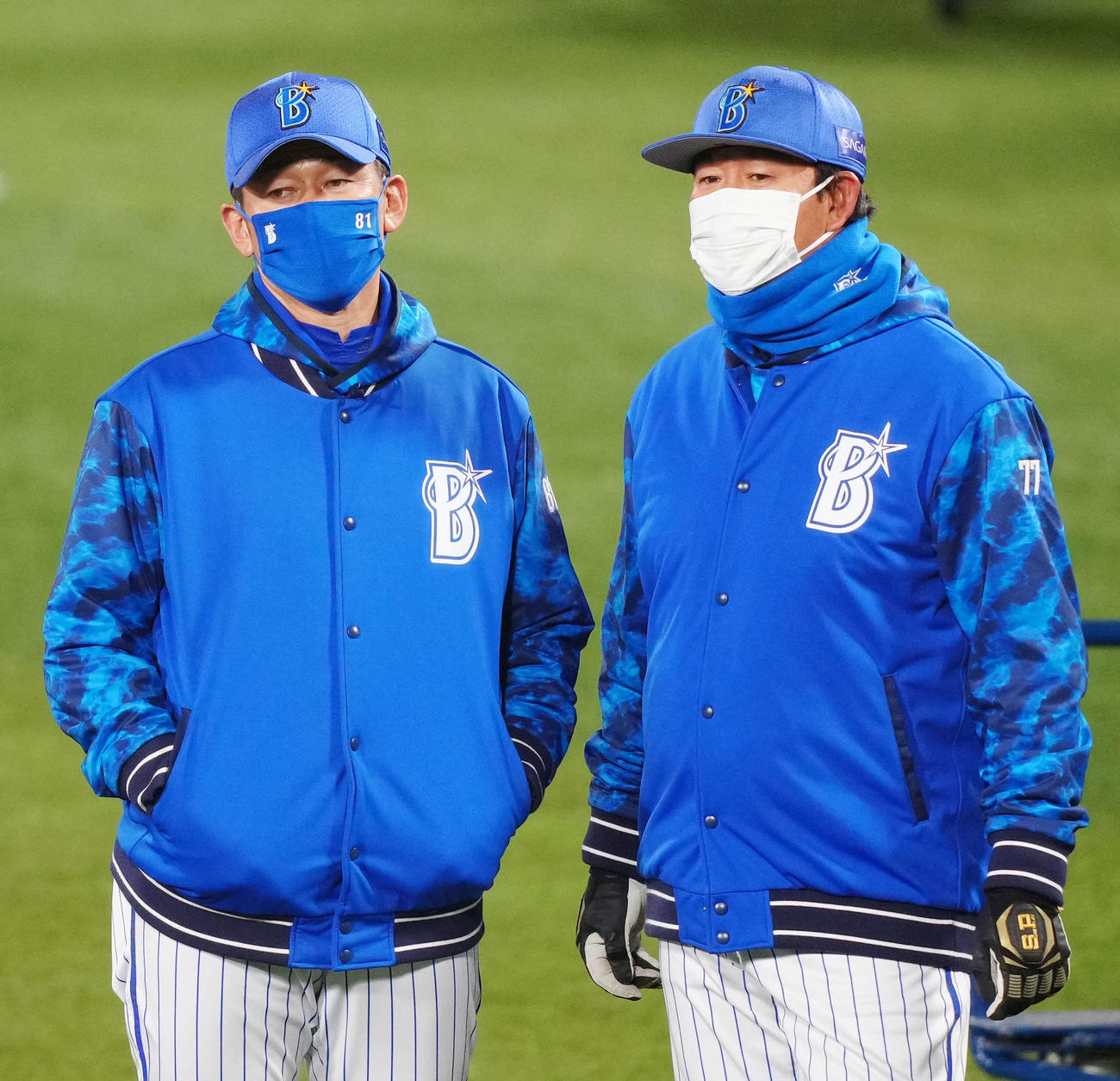 練習中、DeNA鈴木打撃コーチ（右）と言葉をかわす三浦監督（撮影・江口和貴）