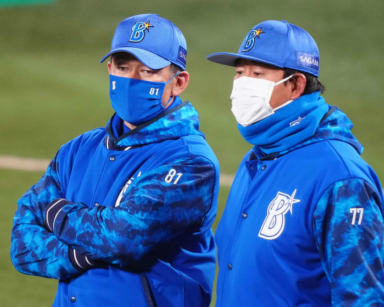 練習中、DeNA鈴木打撃コーチ（右）と言葉をかわす三浦監督（撮影・江口和貴）