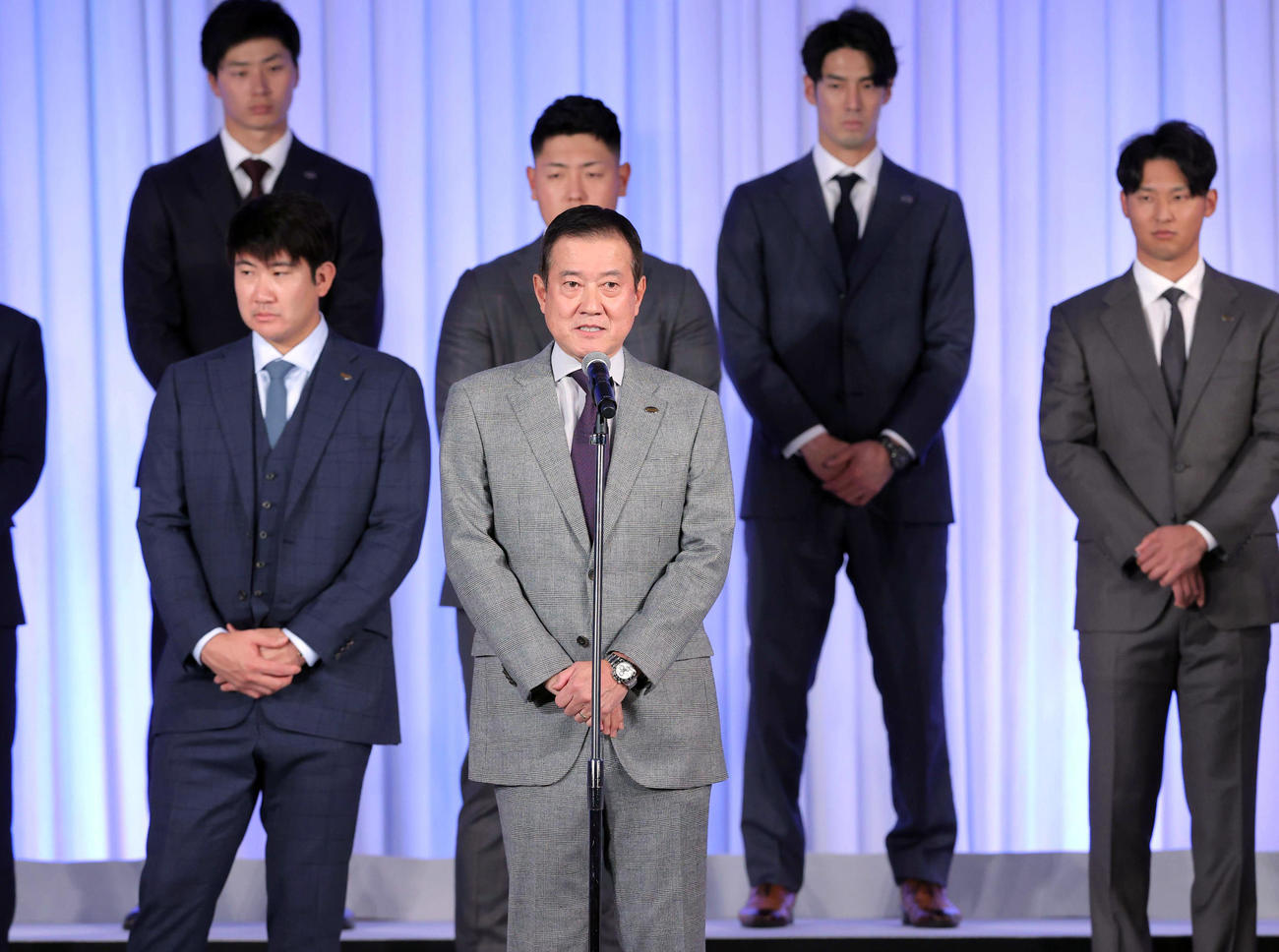 激励会であいさつをする原監督（手前）。後列左から広岡、菅野、岡本和、若林、吉川（代表撮影）