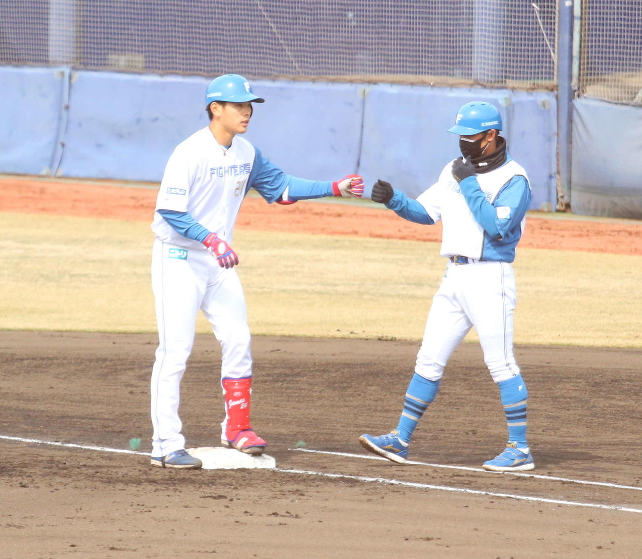 日本ハム対DeNA 3回裏日本ハム1死一、二塁、中前打を放った日本ハム野村（右は飯山内野守備走塁コーチ）（撮影・木下大輔）