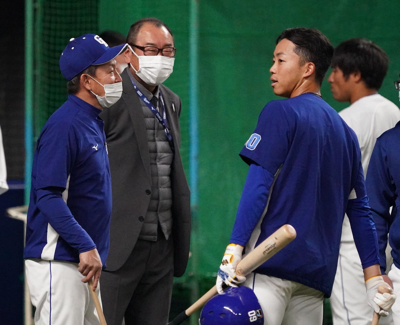中日練習　フリー打撃練習後の岡林（右から2人目）に声をかける立浪監督（左）（撮影・森本幸一）
