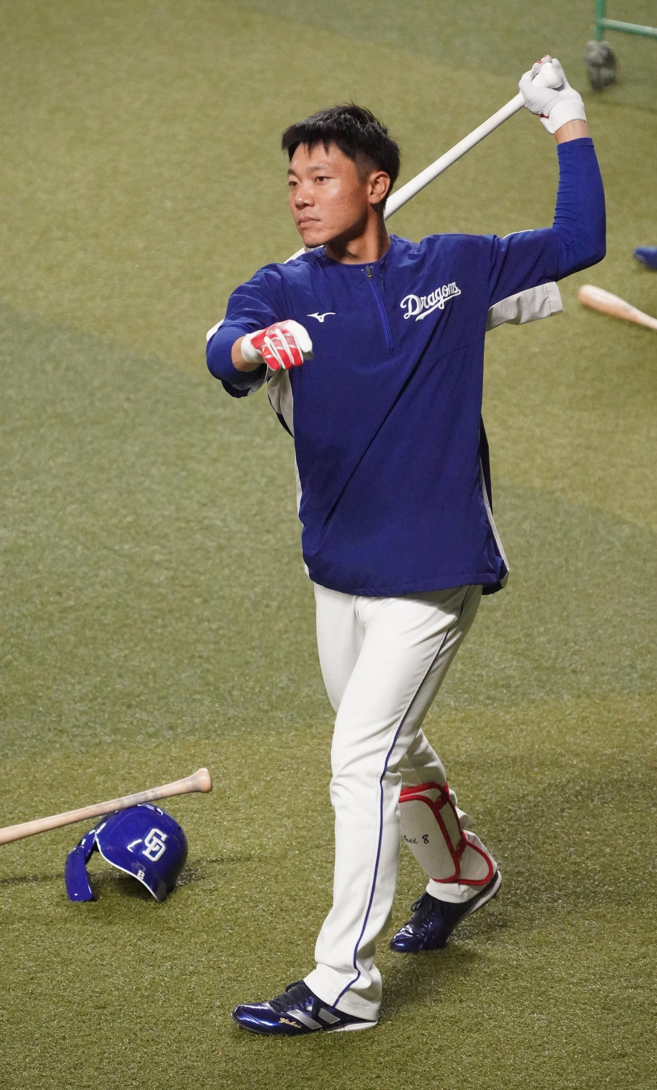 中日練習　素振りをする大島（撮影・森本幸一）