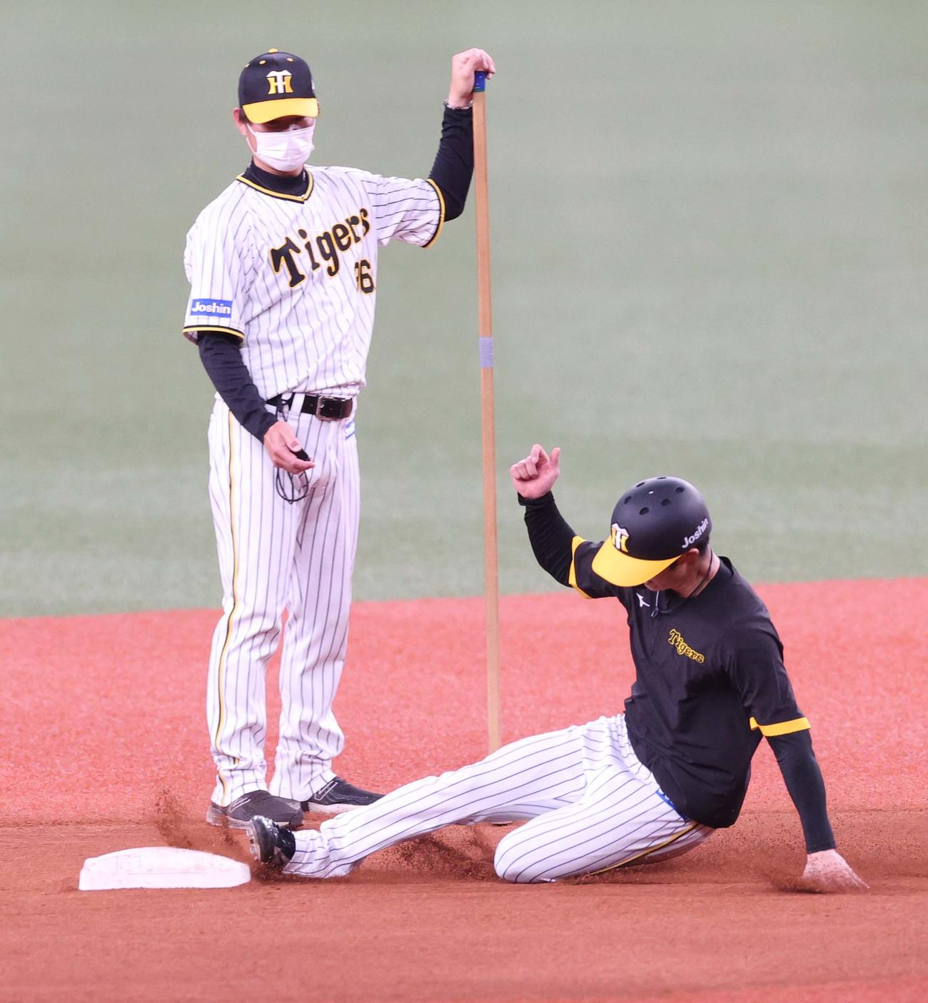 走塁練習で二塁へ滑り込む中野拓夢（撮影・上田博志）