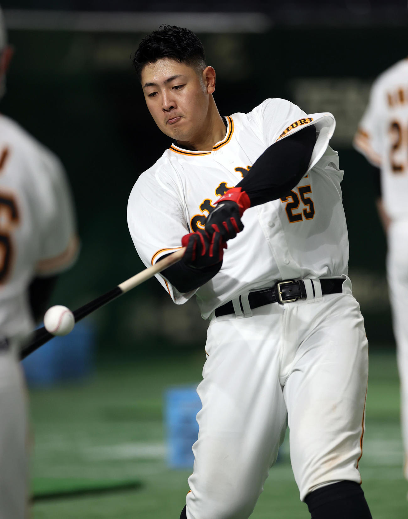 ロングティーで汗を流す巨人岡本和（撮影・狩俣裕三）