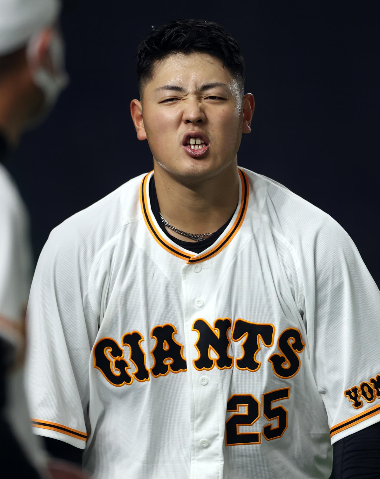 ロングティー後、渋い表情を見せる巨人岡本和（撮影・狩俣裕三）