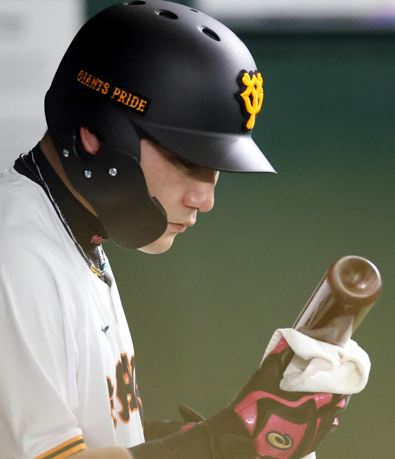練習後、バットを磨く巨人丸（撮影・狩俣裕三）
