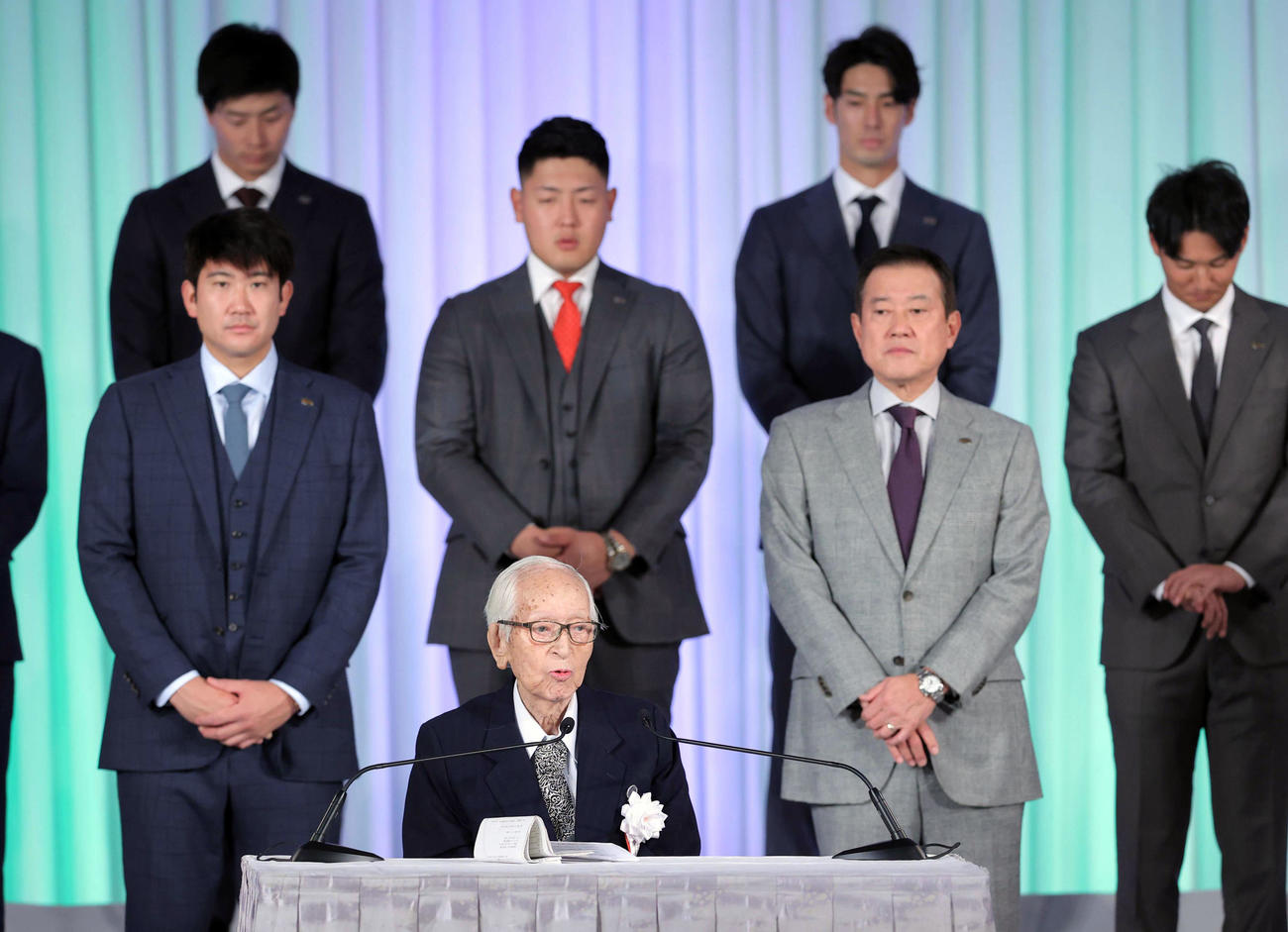 主催者あいさつのため登壇した読売新聞グループの渡辺恒雄主筆（手前）。後方左は菅野、同中央は岡本和、同右は原監督（代表撮影）