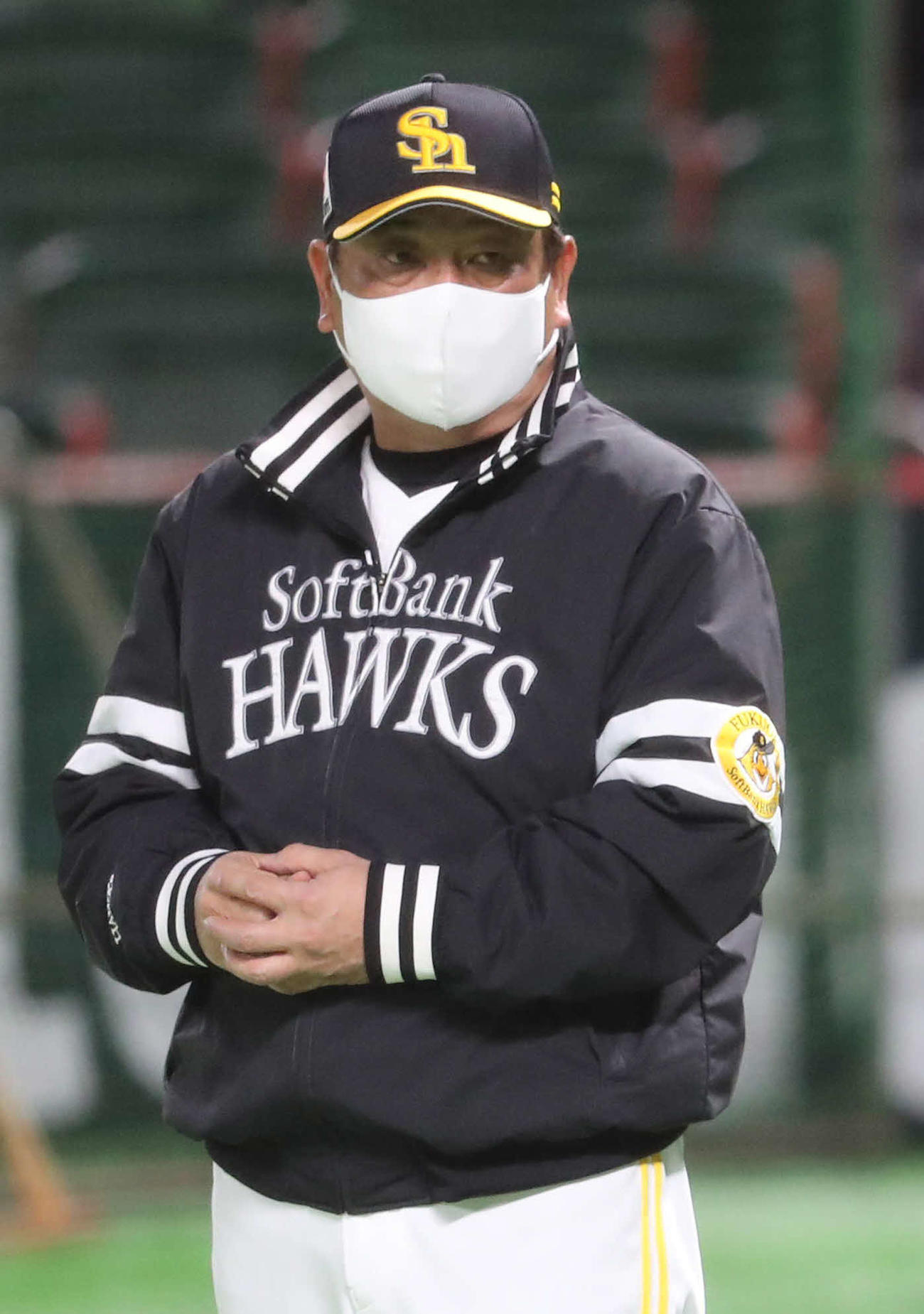 練習を見つめる藤本監督（撮影・梅根麻紀）