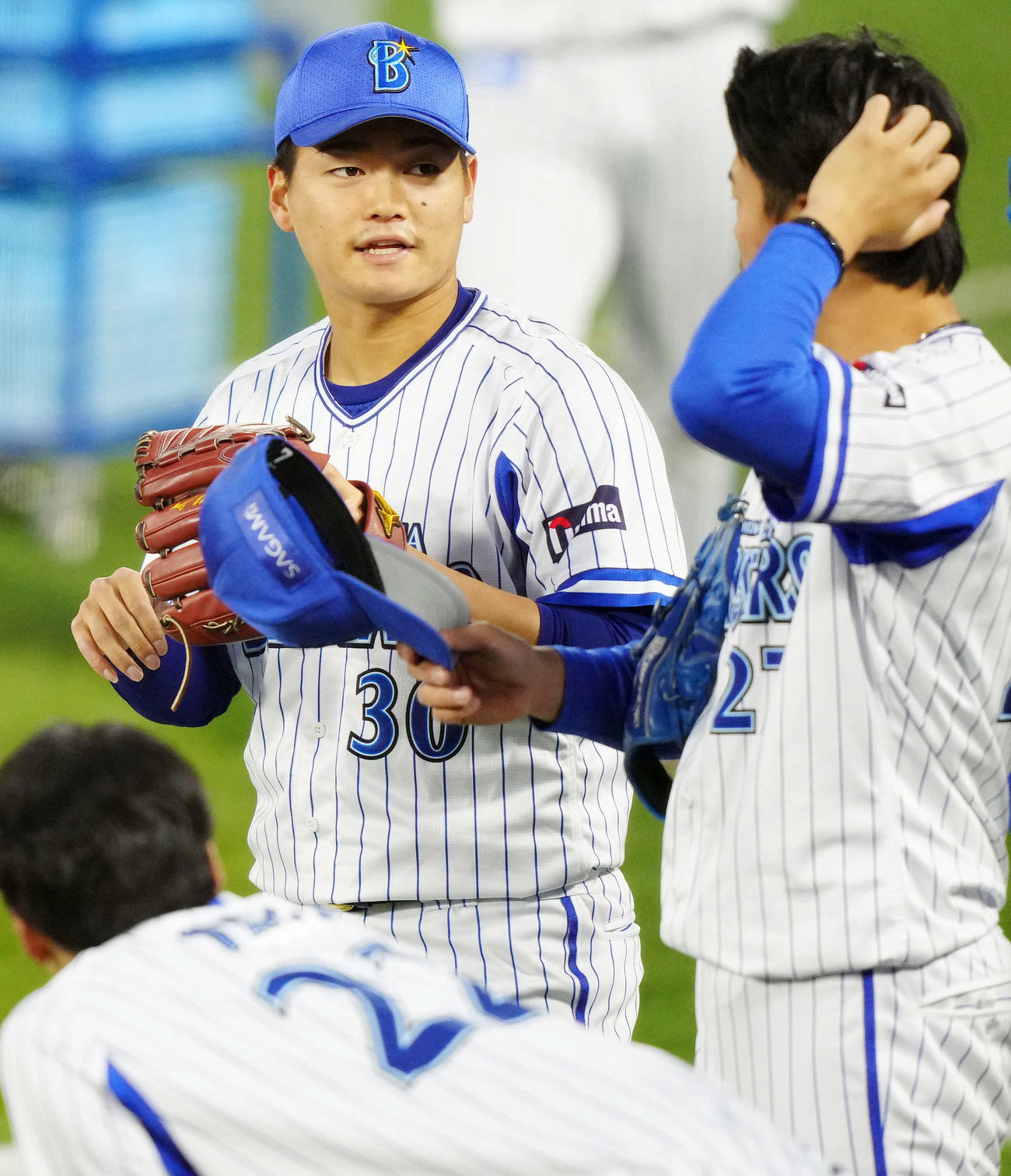横浜スタジアムでの練習に臨むDeNA三浦（左）（撮影・江口和貴）