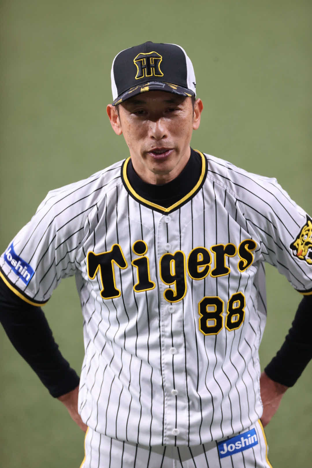 開幕前日インタビューを受ける矢野監督(撮影・上田博志)
