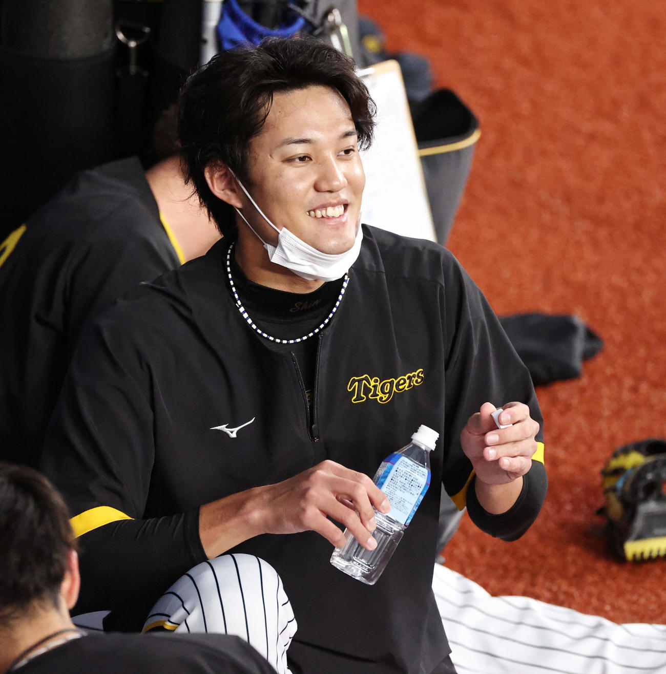 練習中笑顔を見せる藤浪（撮影・加藤哉）